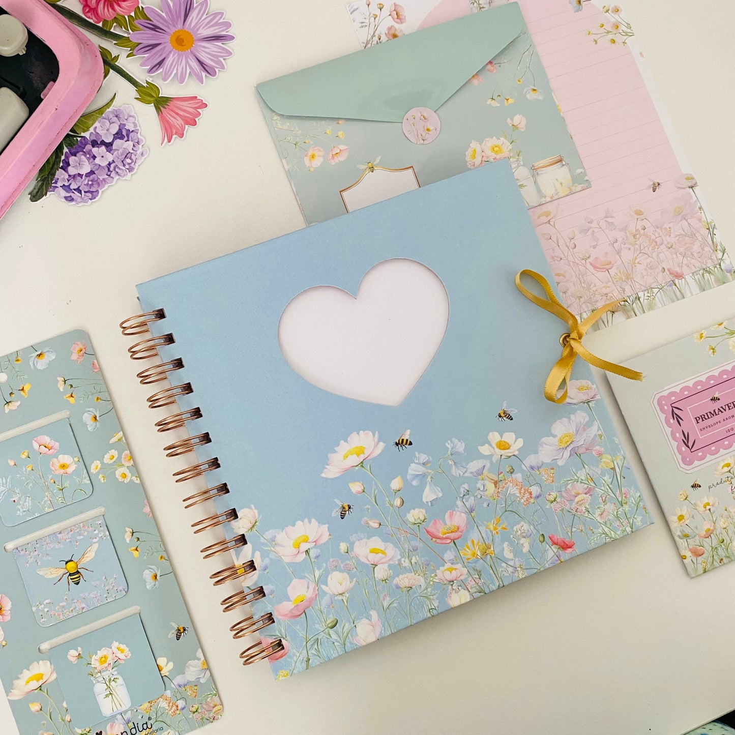 Scrapbook com 25 Folhas Decoradas Abelha Rainha